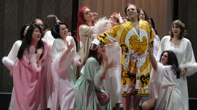 Peter Marsh (Der Prinz von Mantua), Cláudia Ribas (Die Marquise; mit rotem Haar), Ensemble